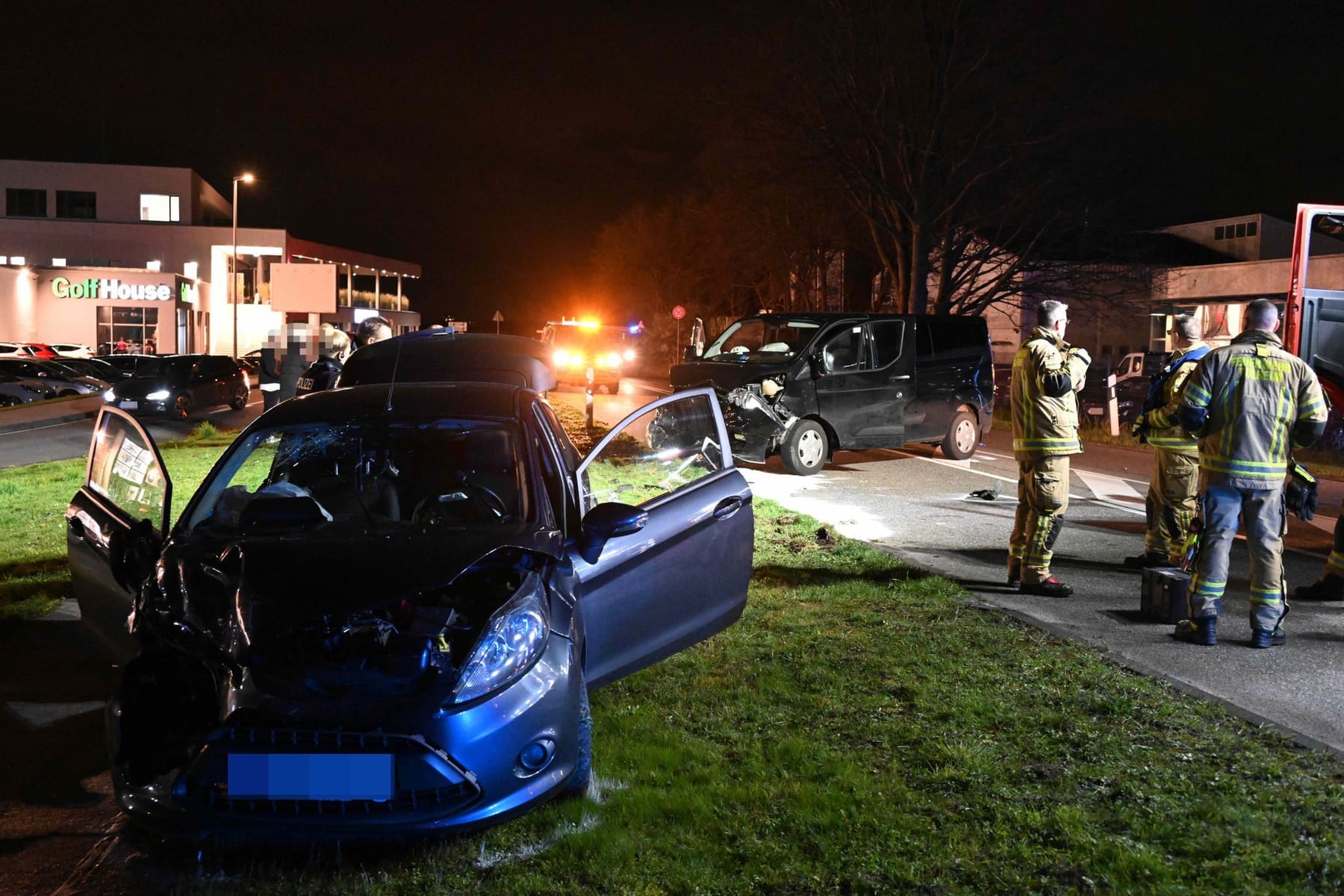 Auto kracht in Richtung Köln in Van Vier Kinder in Pulheim verletzt