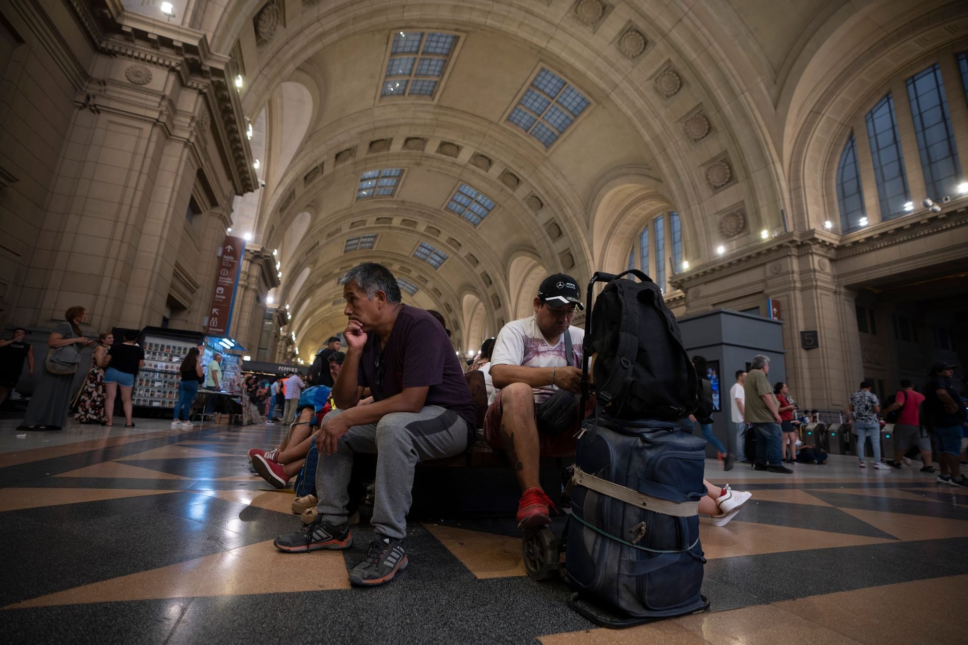 Menschen warten im Bahnhof in Buenos Aires: Durch einen großen Stromausfall sind in der argentinischen Hauptstadt auch Bahnen ausgefallen.