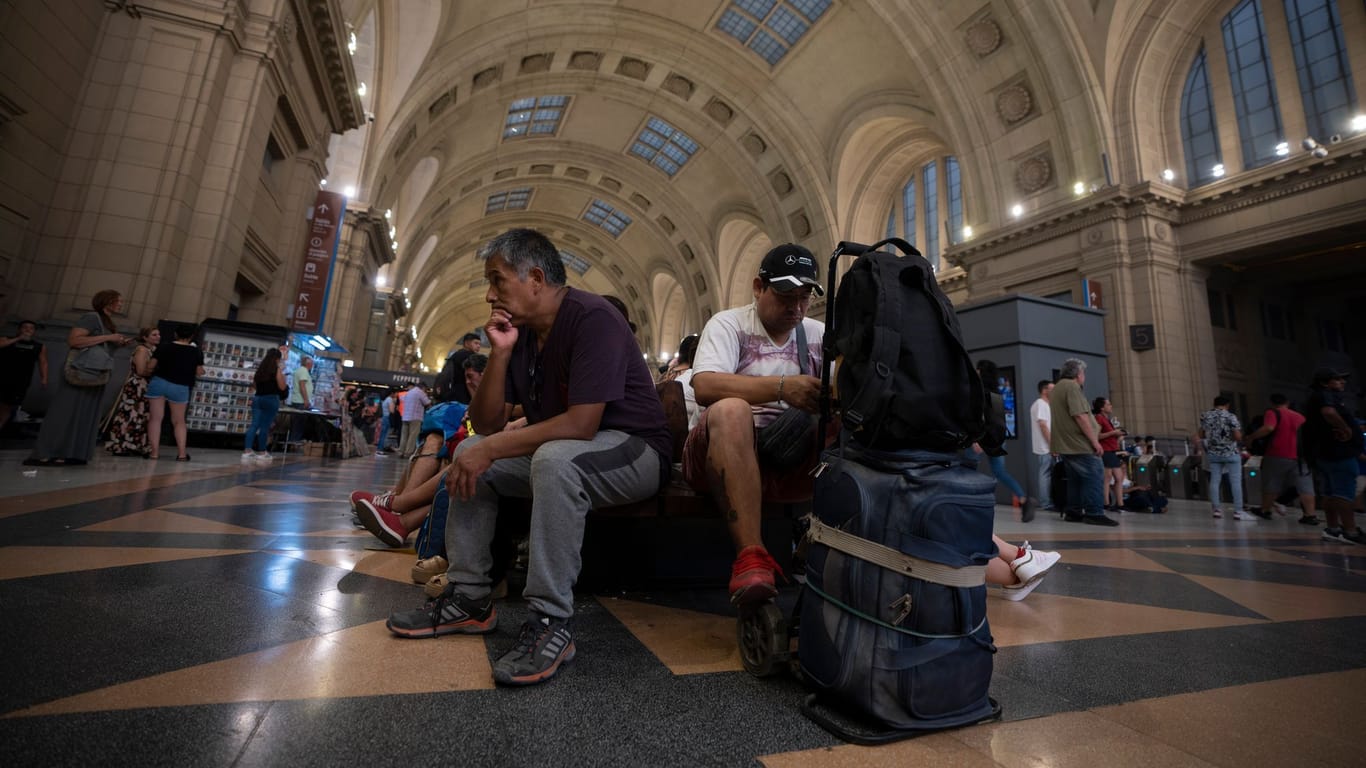 Menschen warten im Bahnhof in Buenos Aires: Durch einen großen Stromausfall sind in der argentinischen Hauptstadt auch Bahnen ausgefallen.