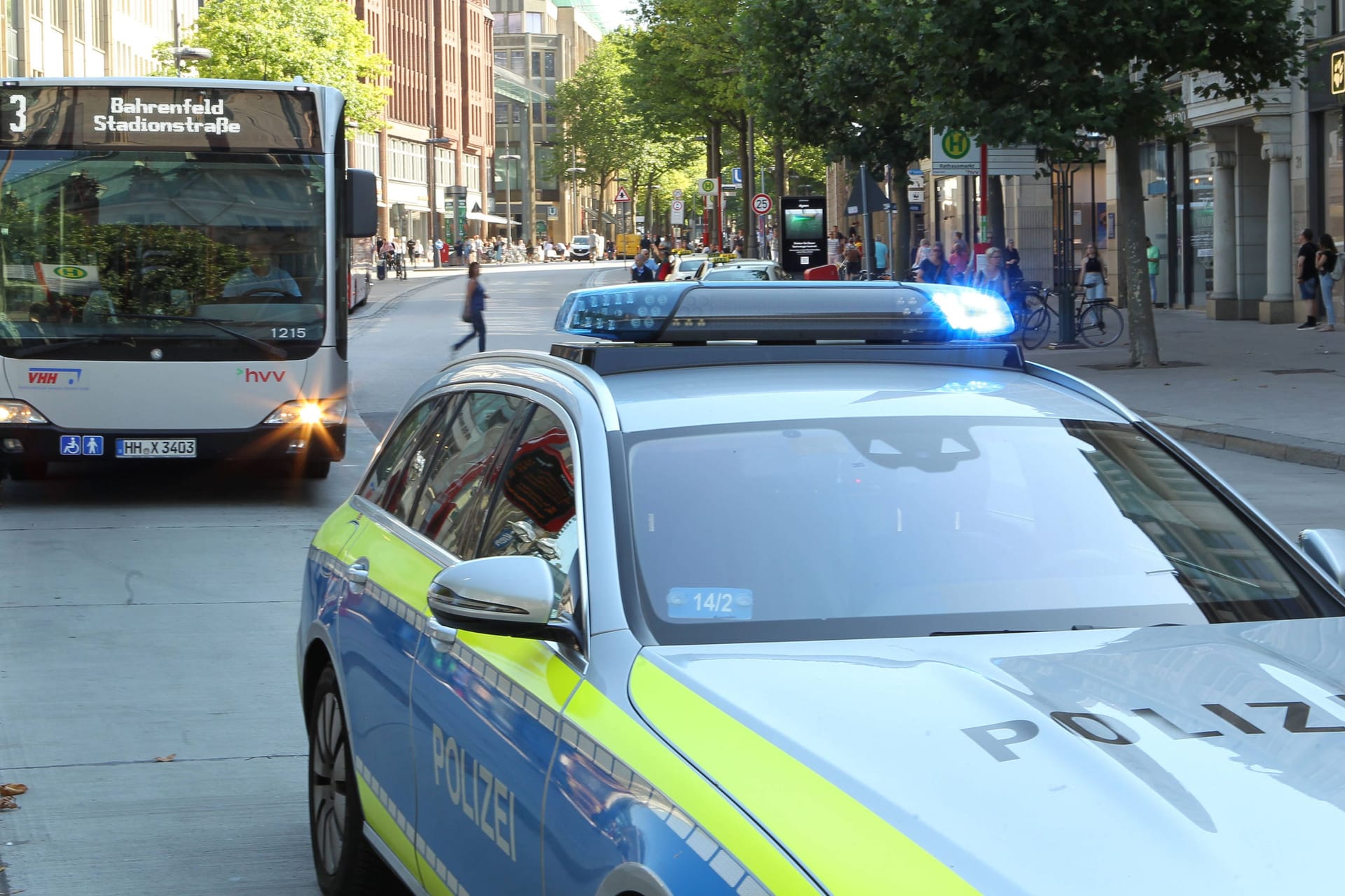 Ein Einsatzwagen der Polizei steht mit Blaulicht an der Bushaltestelle Rathausmarkt (Symbolbild): Wegen des royalen Besuchs kommt es zu Sperrungen.