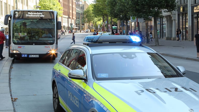 Ein Einsatzwagen der Polizei steht mit Blaulicht an der Bushaltestelle Rathausmarkt (Symbolbild): Wegen des royalen Besuchs kommt es zu Sperrungen.