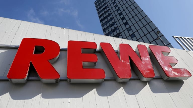 Rewe-Logo: Die Unternehmensgruppe steigerte ihren Umsatz auf fast 85 Milliarden Euro.