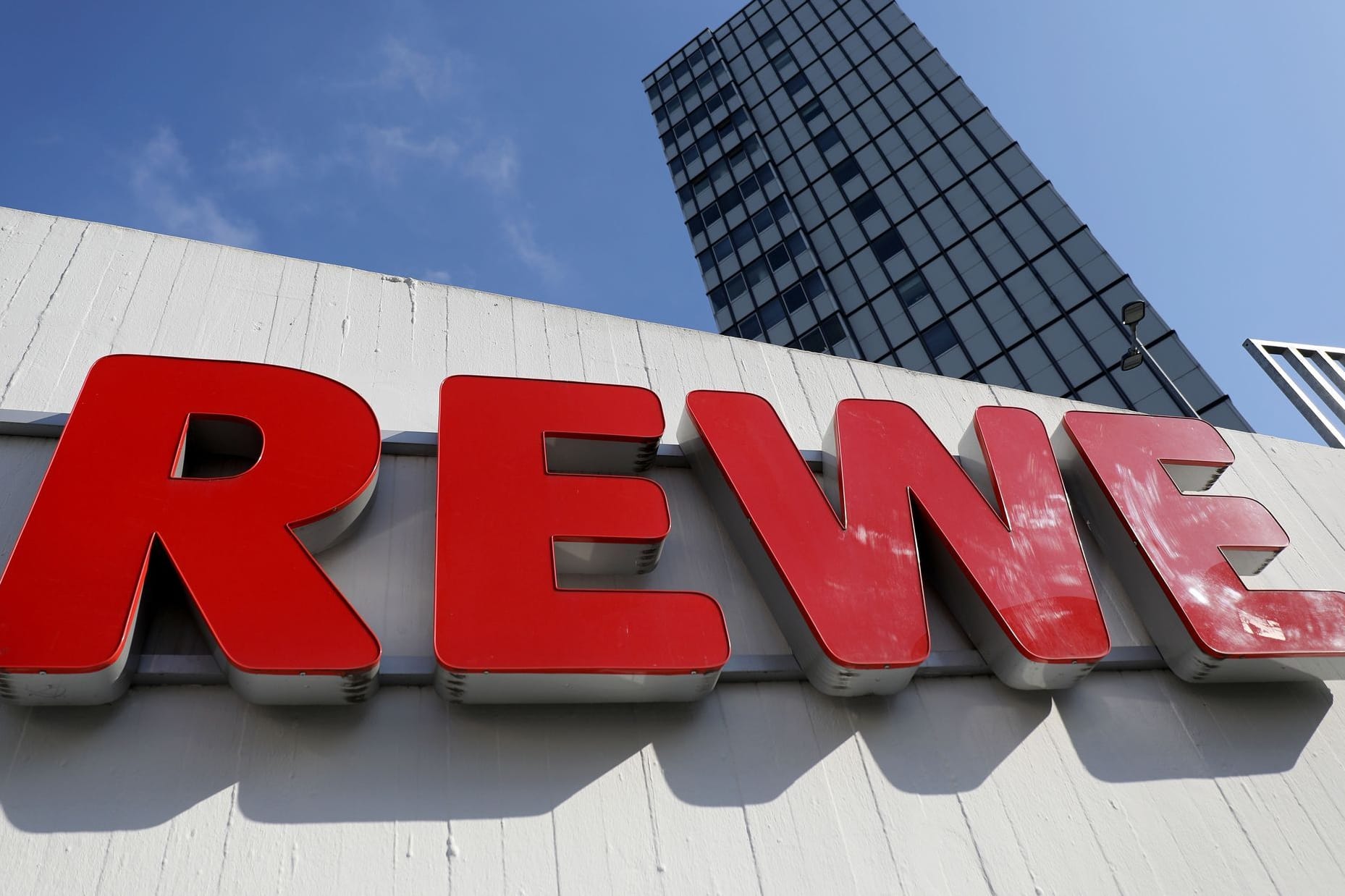 Rewe-Logo: Die Unternehmensgruppe steigerte ihren Umsatz auf fast 85 Milliarden Euro.