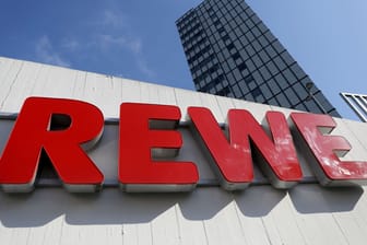 Rewe-Logo: Die Unternehmensgruppe steigerte ihren Umsatz auf fast 85 Milliarden Euro.