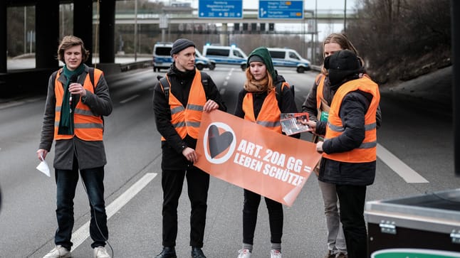 Letzte Generation: Klimaaktivisten Blockieren Autobahnzubringer In Mülheim