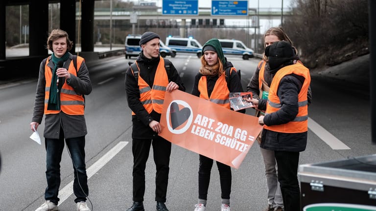 Klimaaktivisten auf einer Autobahn (Symbolbild): In Köln haben Aktivisten der "Letzte Generation" einen Autobahnzubringer blockiert.