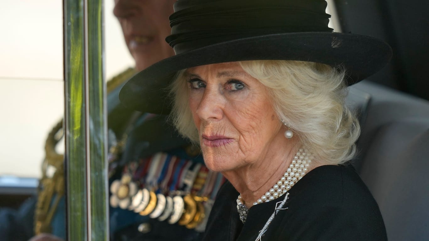 Camilla: Die Königsgemahlin muss erneut einen schweren Verlust verkraften.