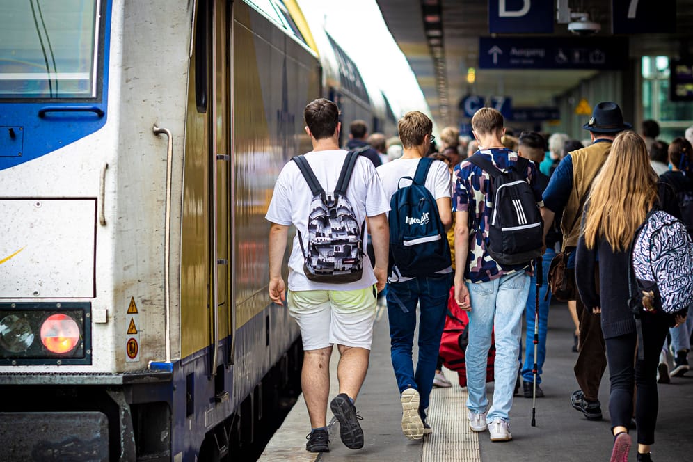 Reisende gehen einen Bahnsteig im Hauptbahnhof Hannover entlang (Archivbild): Der Start des 365-Euro-Tickets in Hannover verzögert sich.