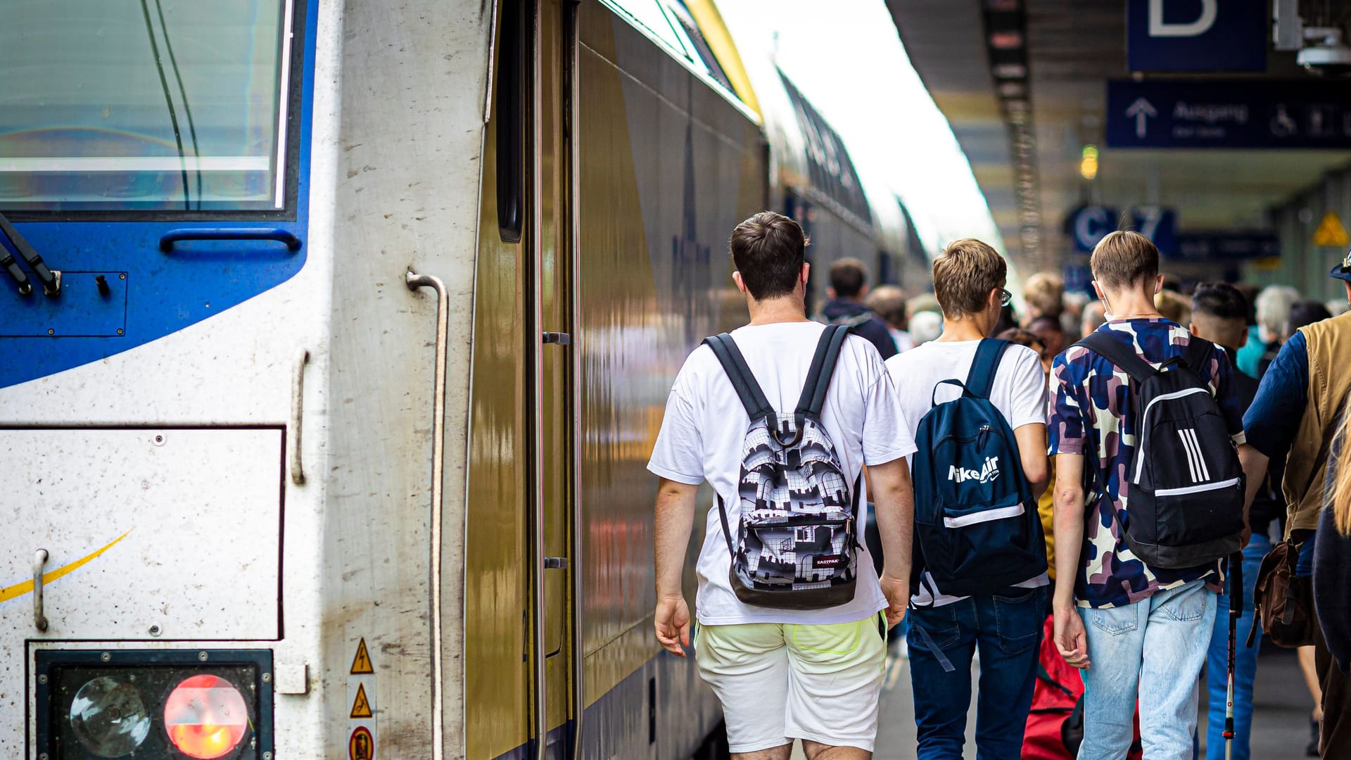 Reisende gehen einen Bahnsteig im Hauptbahnhof Hannover entlang (Archivbild): Der Start des 365-Euro-Tickets in Hannover verzögert sich.