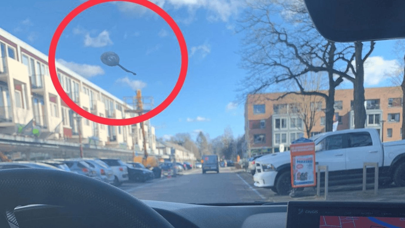 Ungewohnter Anblick: Ein niederländischer Polizist scherzte, er habe einen Fleck zunächst für einen Spionageballon gehalten.