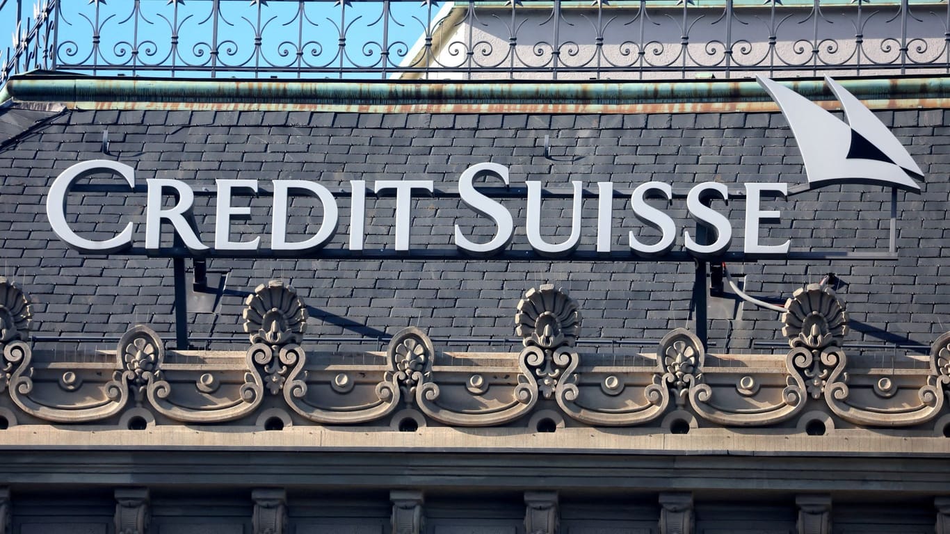 Logo der Credit Suisse in Zürich: Die Finanzministerin geht von einem Boni-Verbot für das Management aus.