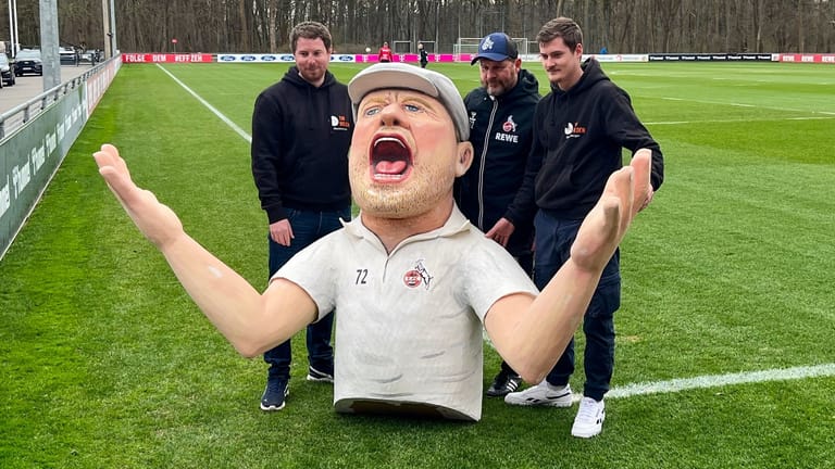 Steffen Baumgart im Original und aus Pappe am Mittwoch am Geißbockheim.
