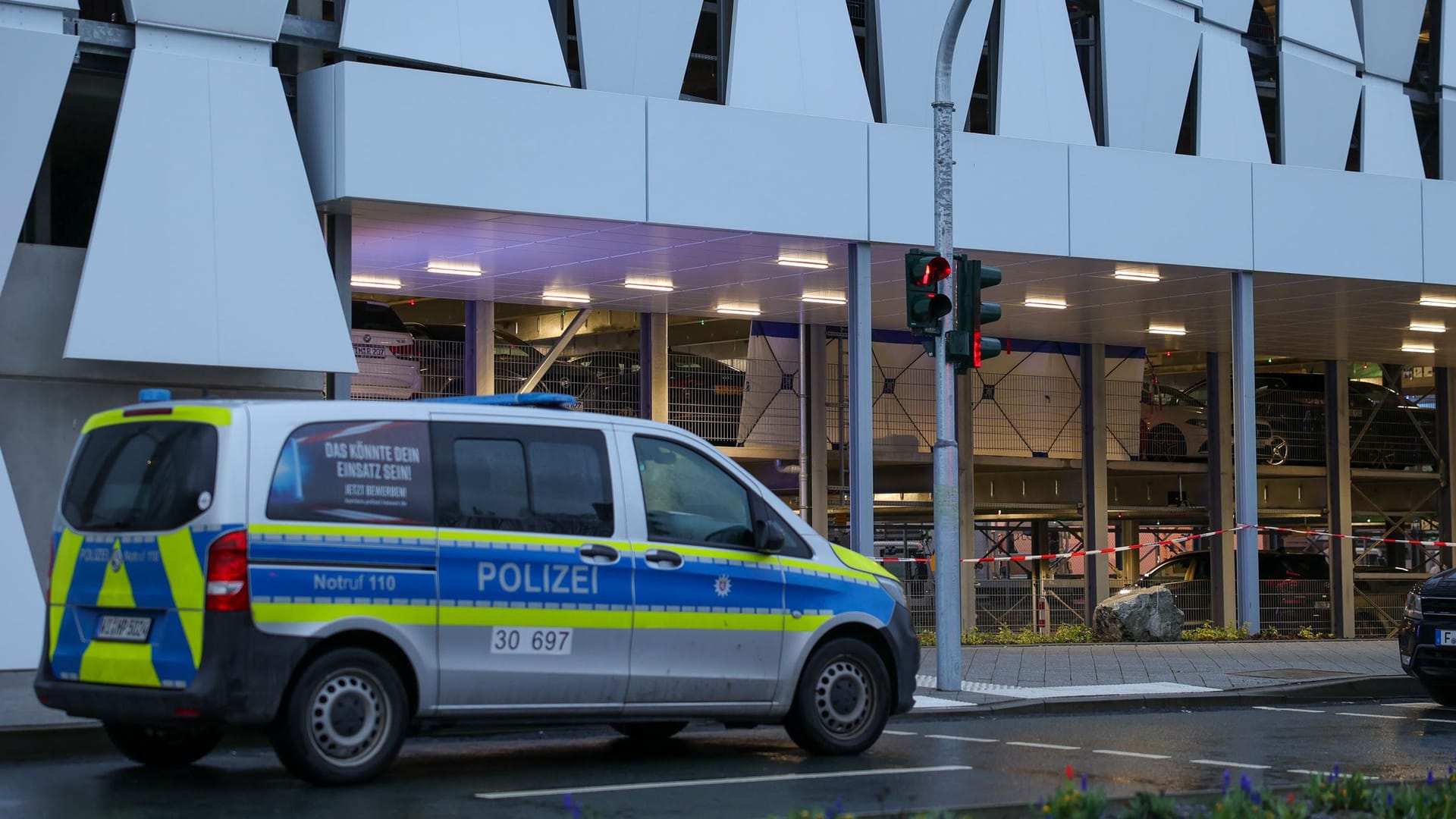 Polizei am Parkhaus: Die Toten lagen auf unterschiedlichen Ebenen.