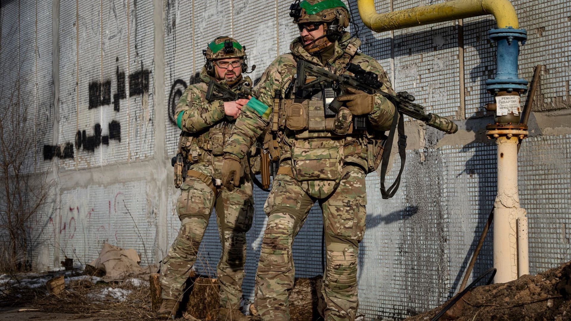 Ukrainische Soldaten patrouillieren auf einer Straße in Bachmut.