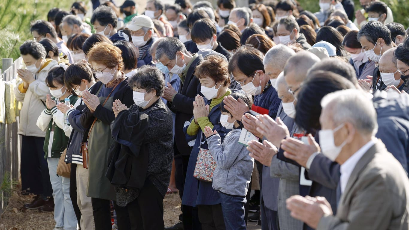 Menschen gedenken die Nuklearkatastrophe: Es ist genau zwölf Jahre her, dass ein schweres Erdbeben im Nordosten Japans, einen tödlichen Tsunami und eine nukleare Katastrophe auslöste.