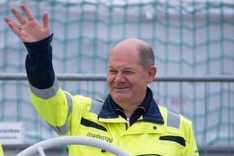 Olaf Scholz beim Start des zweiten Flüssiggasterminals in Lubmin (Archivbild). Er soll sich oft mit einer LNG-Firma getroffen haben.