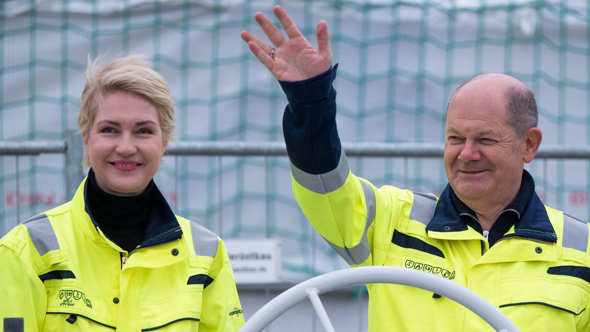 Olaf Scholz beim Start des zweiten Flüssiggasterminals in Lubmin (Archivbild). Er soll sich oft mit einer LNG-Firma getroffen haben.