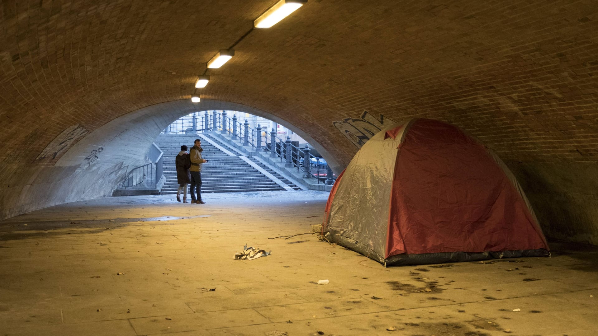 Ein Zelt unter der Liebknechtbrücke in Berlin (Archivbild): Nach einem Streit soll eine Frau versucht haben, ihren Expartner anzuzünden. Ein Zelt unter der Liebknechtbrücke in Berlin (Archivbild): Nach einem Streit soll eine Frau versucht haben, ihren Expartner anzuzünden.