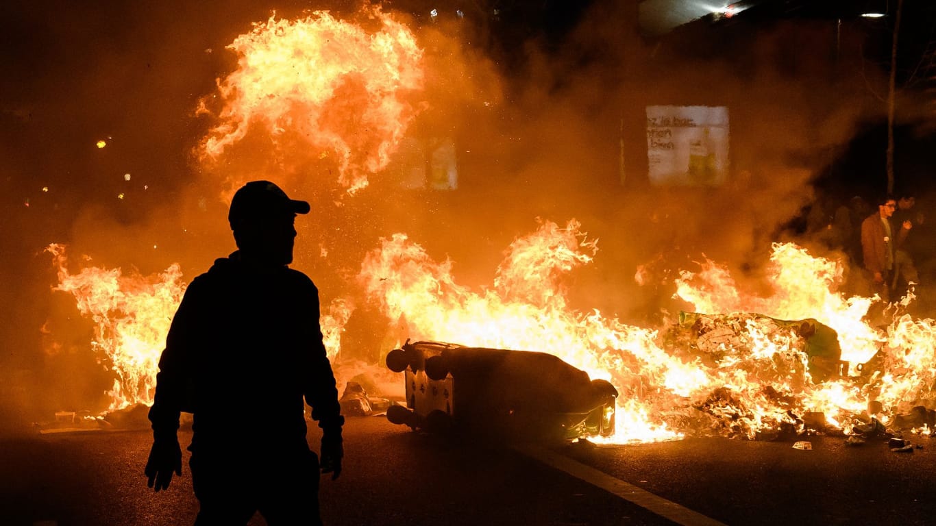 Brennende Barrikaden in Paris: Es gab am Samstag zahlreiche Proteste gegen den Plan von Präsident Macron statt, das Renteneintrittsalter von 62 auf 64 Jahre anzuheben.