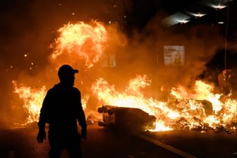 Brennende Barrikaden in Paris: Es gab am Samstag zahlreiche Proteste gegen den Plan von Präsident Macron statt, das Renteneintrittsalter von 62 auf 64 Jahre anzuheben.