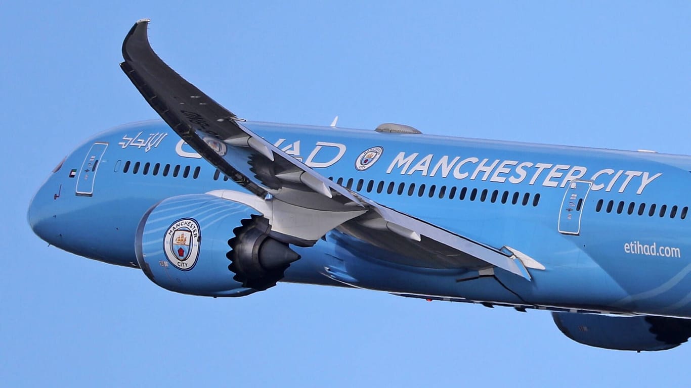 Die zahlreichen Kurzstreckenflüge sorgen in der Premier League für Diskussionen. Manchester City ist mit seinem eigenen Sponsor unterwegs.