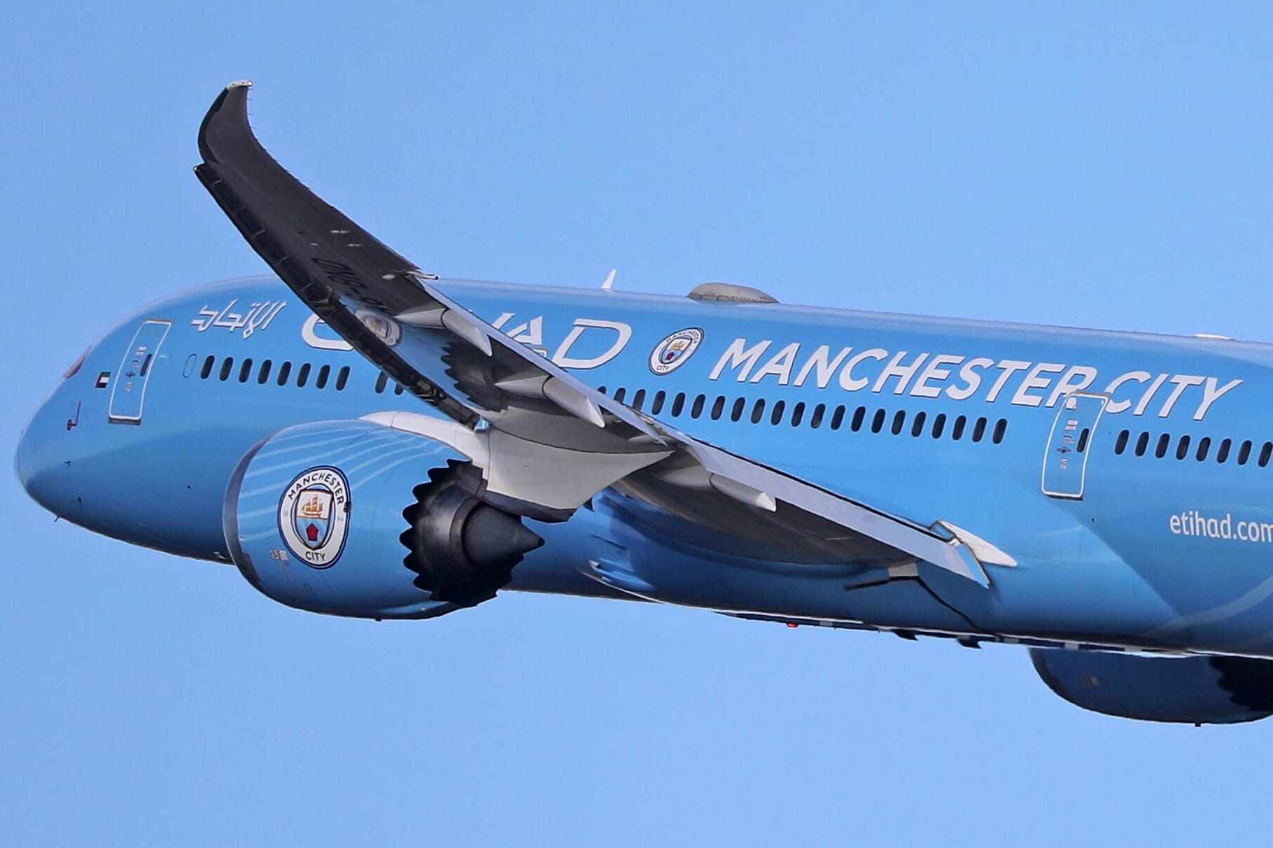 Die zahlreichen Kurzstreckenflüge sorgen in der Premier League für Diskussionen. Manchester City ist mit seinem eigenen Sponsor unterwegs.