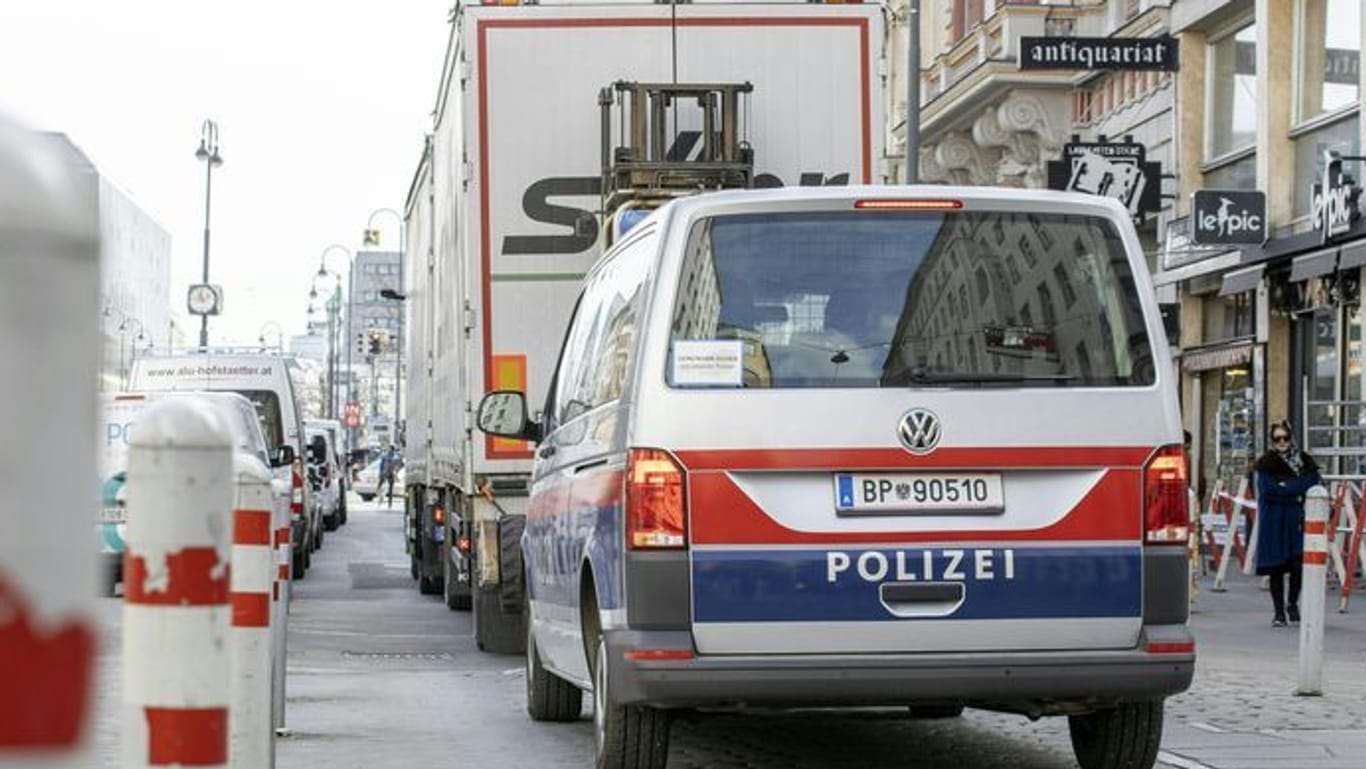 Einsatzwagen der Polizei: Die Wiener Polizei ist wegen einer terroristischen Bedrohung in der österreichischen Hauptstadt in Alarmbereitschaft.