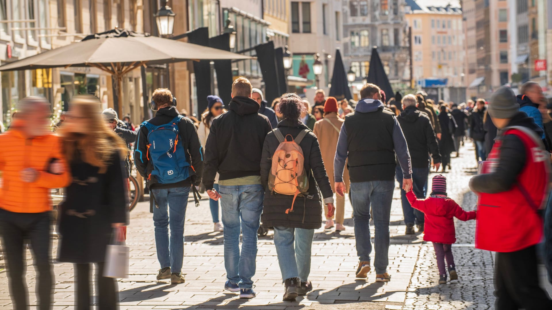 Fußgängerzone in München (Symbolfoto): Ein höheres Einkommen scheint die meisten Menschen glücklicher zu machen.