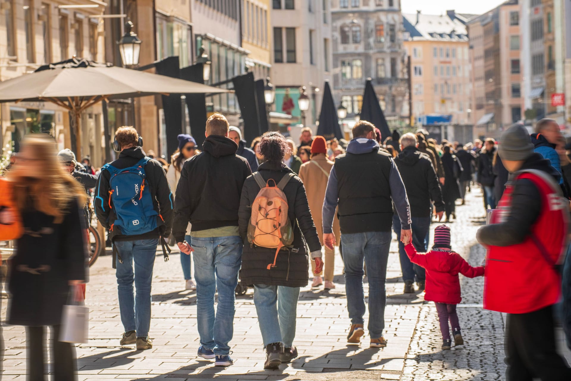 Fußgängerzone in München (Symbolfoto): Ein höheres Einkommen scheint die meisten Menschen glücklicher zu machen.