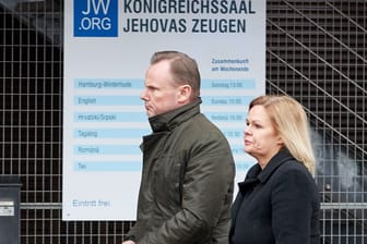 Hamburgs Innensenator Andy Grote (links) und Bundesinnenministerin Nancy Faeser vor dem Gebäude der Zeugen Jehovas in Hamburg: Beide fordern eine Verschärfung des Waffenrechts.