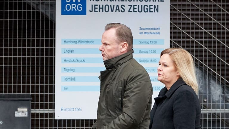 Hamburgs Innensenator Andy Grote (links) und Bundesinnenministerin Nancy Faeser vor dem Gebäude der Zeugen Jehovas in Hamburg: Beide fordern eine Verschärfung des Waffenrechts.
