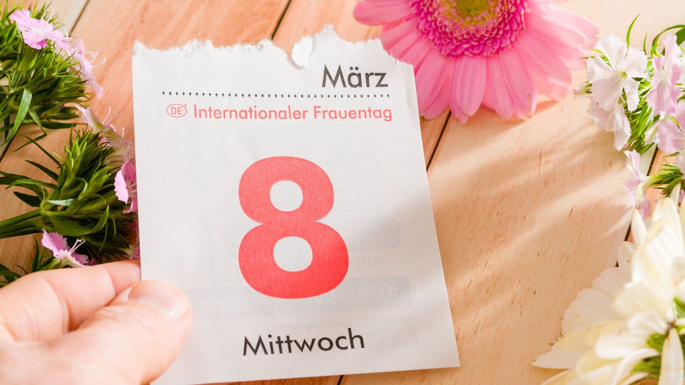 Ein Kalenderblatt mit dem Datum des achten März (Symbolbild): Welcher Tag setzt sich beim neuen Feiertag in Niedersachsen durch.