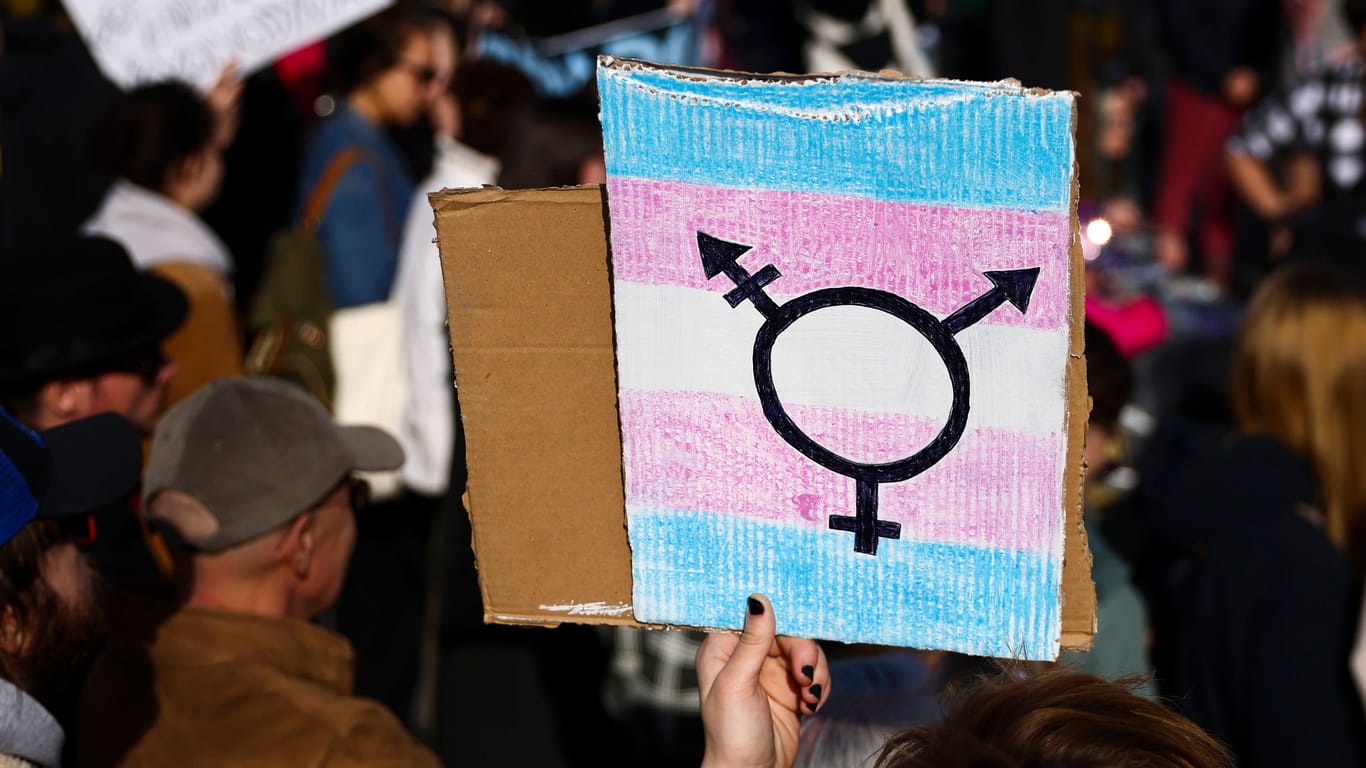 Flagge und Symbol für trans Menschen: Die Regierung hat sich auf eine einfachere Änderung von Geschlechtseinträgen geeinigt.