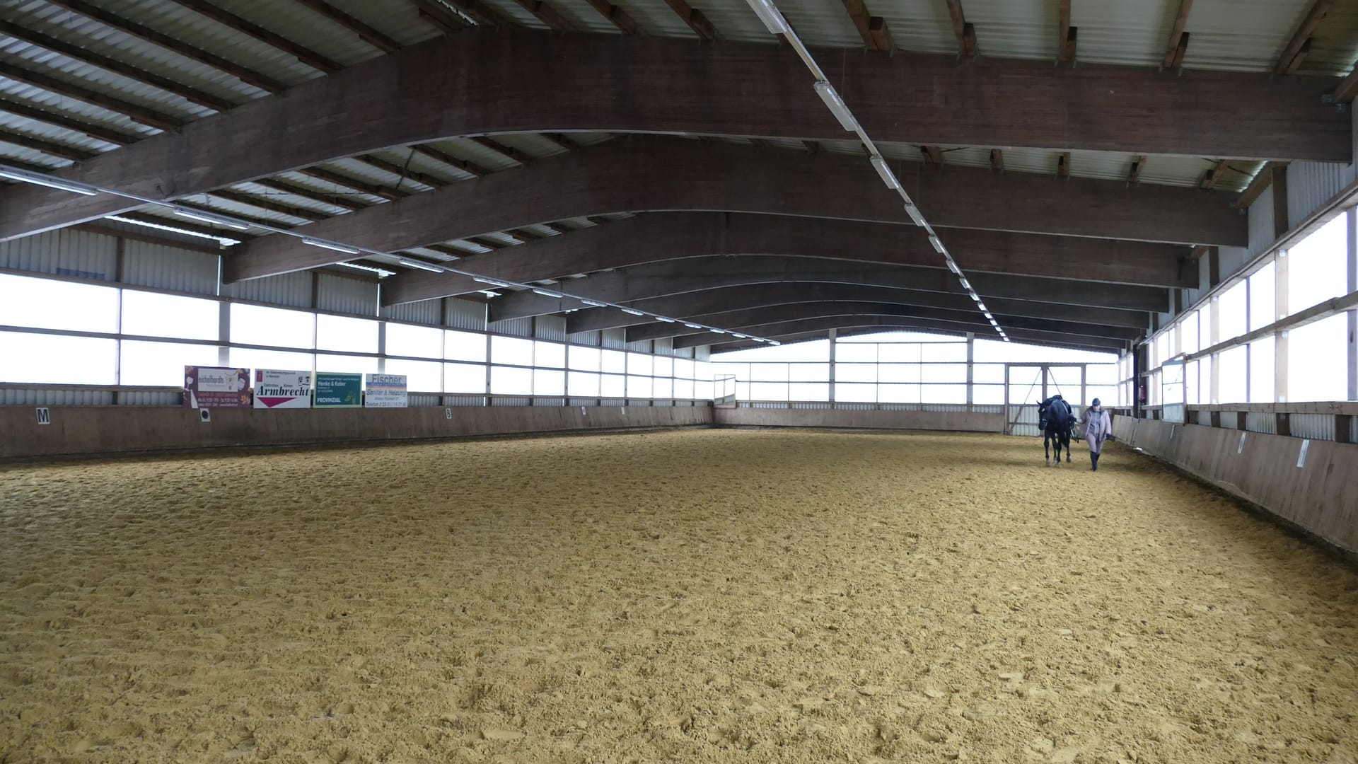 Unter anderem in dieser Halle werden die Pferde auf ihren Einsatz beim Rosenmontagszug vorbereitet
