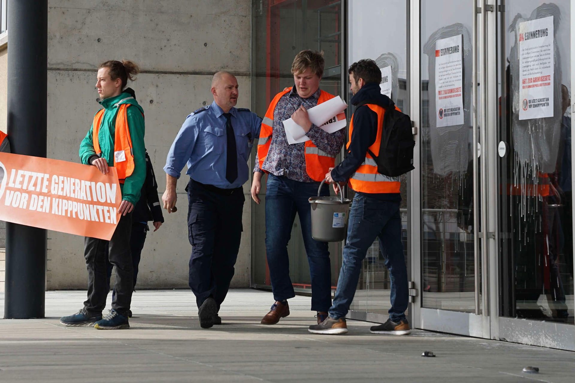 Die Aktivisten am Sächsischen Landtag: Ein Landtagspolizist griff schnell ein.