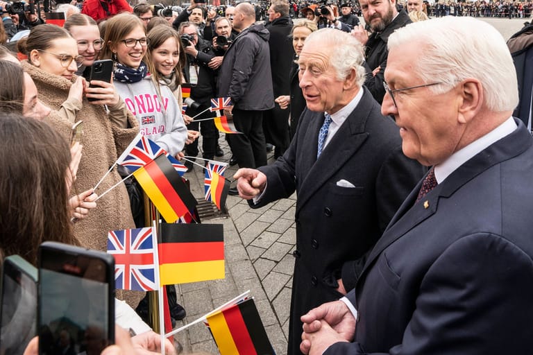 Charles neben Steinmeier: Der Besucher spricht an der Absperrung mit den royalen Fans.