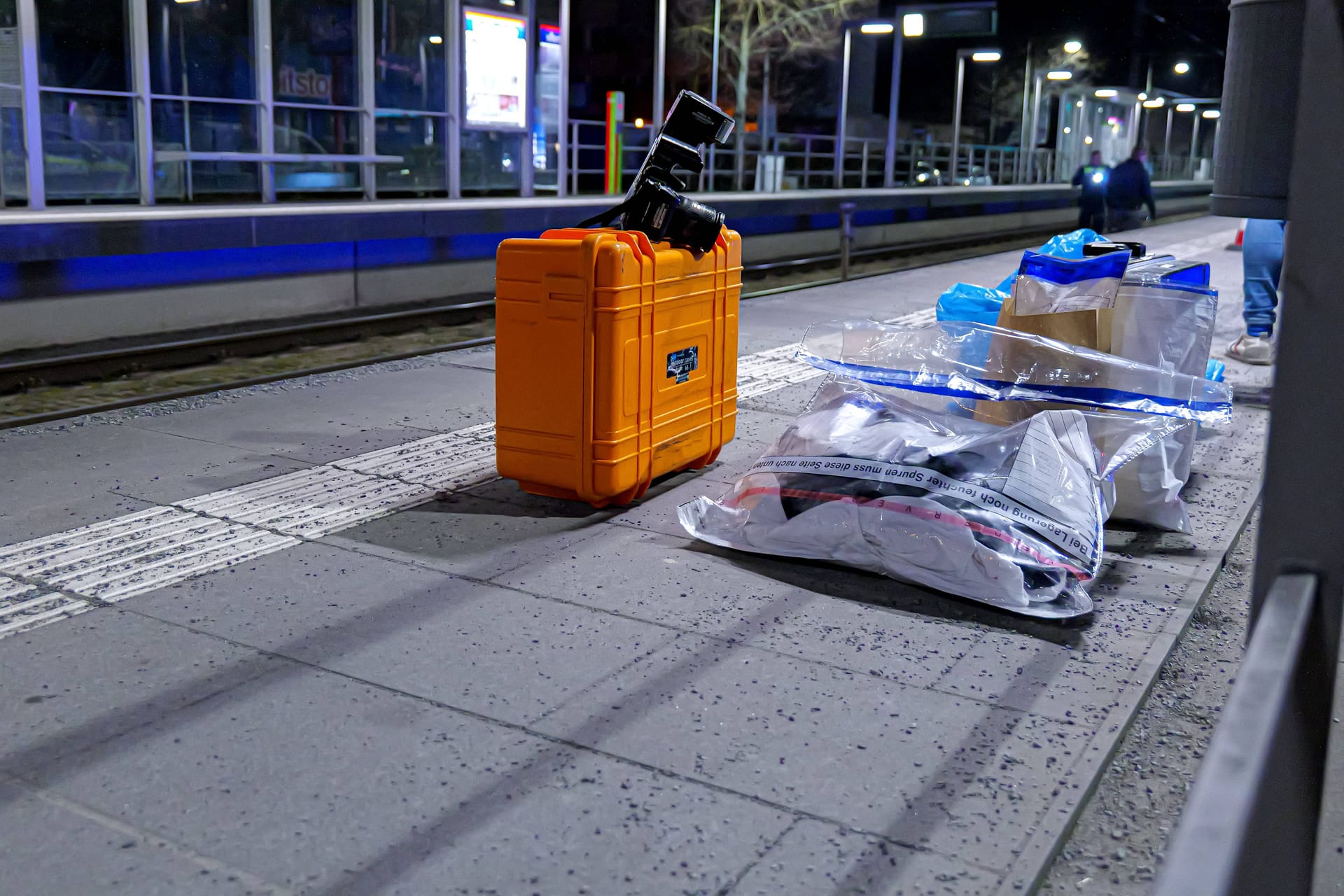 An einer Stadtbahnhaltestelle in Hannover wurde ein 34-Jähriger durch zwei Schüsse tödlich verletzt: Der Täter wird weiter gesucht.