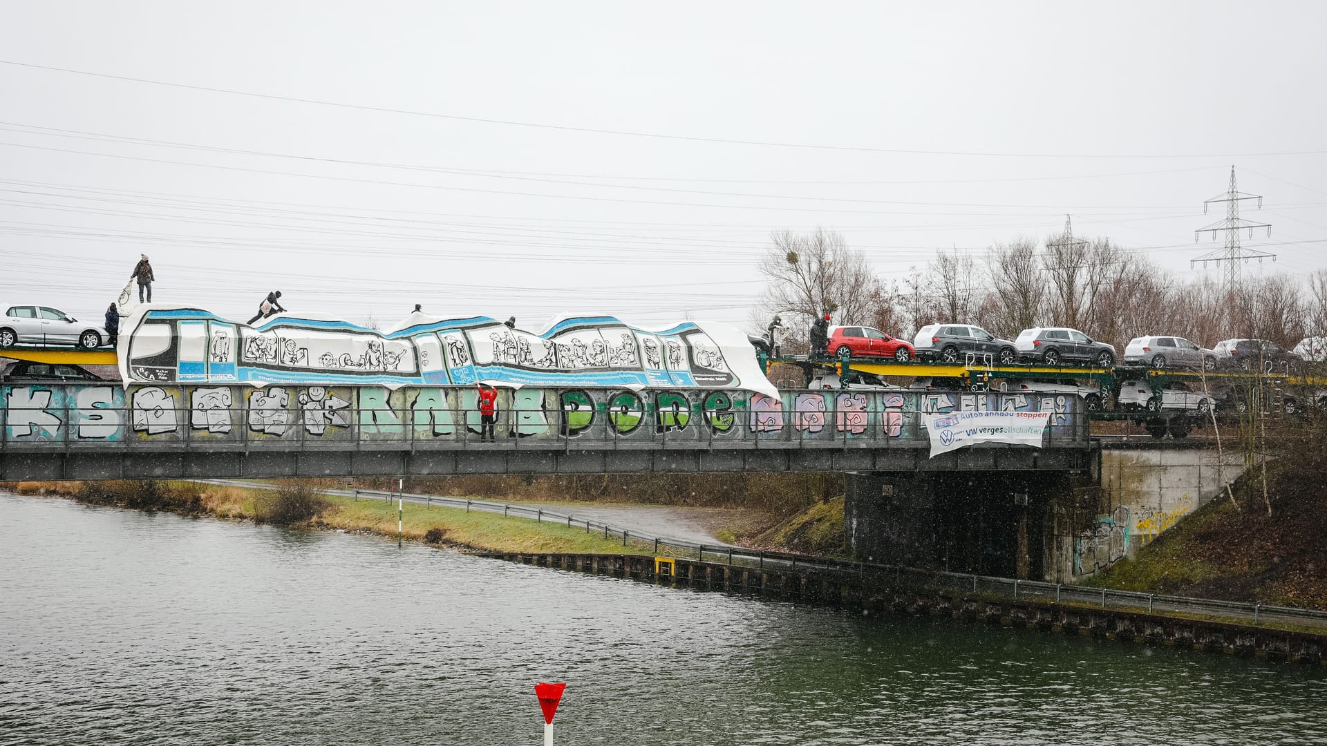 Rund 15 Klimaaktivisten haben am Dienstag einen Zug mit Neuwagen gekapert.