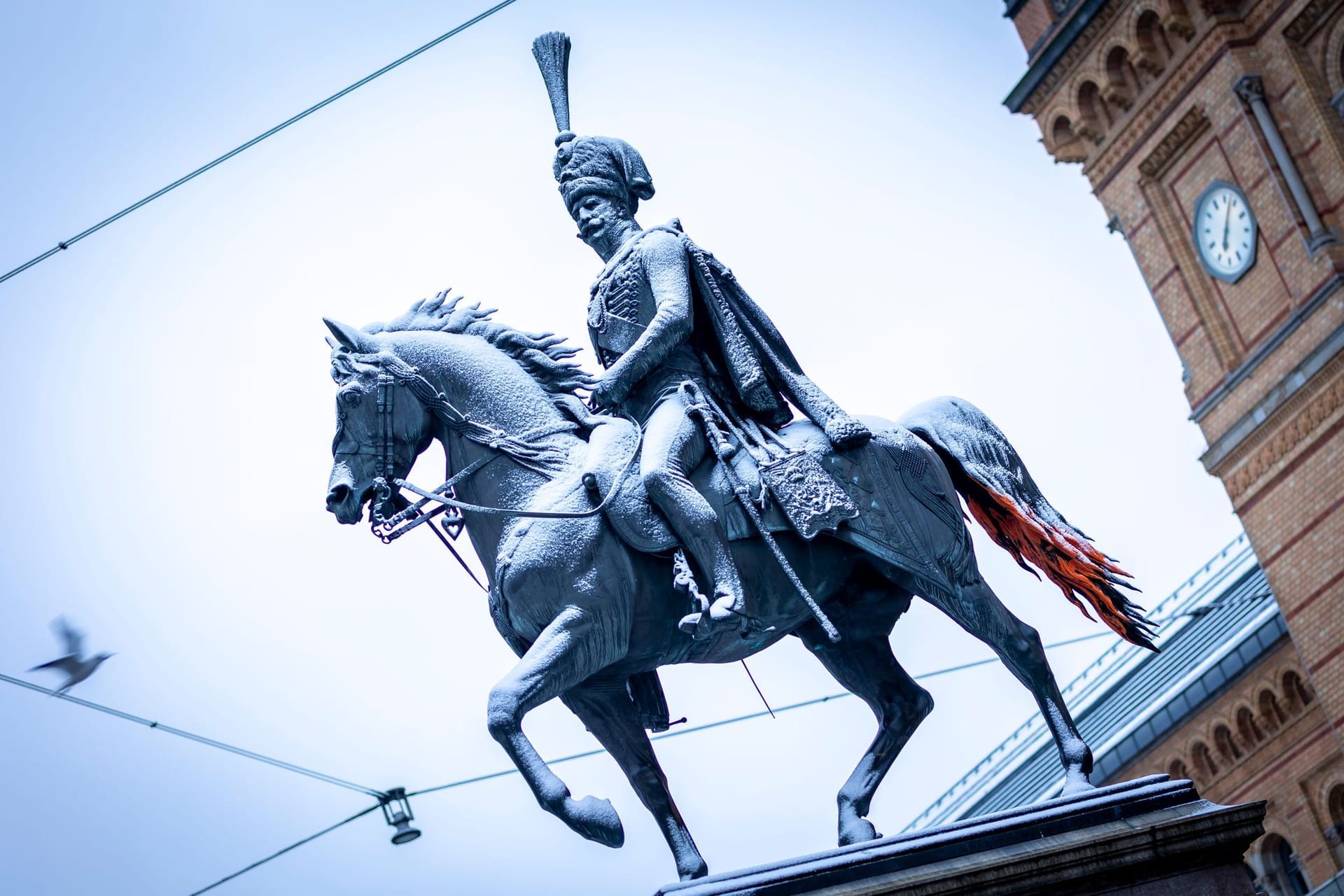 Schnee bedeckt das Ernst-August-Denkmal vor dem Hauptbahnhof Hannover: In der Landeshauptstadt und weiteren Teilen Niedersachsens hat es geschneit.