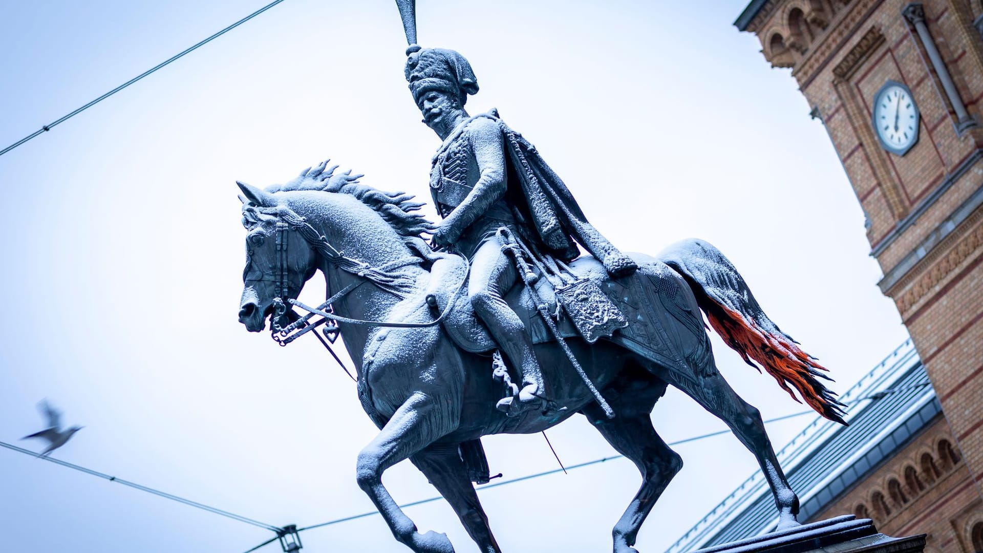 Schnee bedeckt das Ernst-August-Denkmal vor dem Hauptbahnhof Hannover: In der Landeshauptstadt und weiteren Teilen Niedersachsens hat es geschneit.