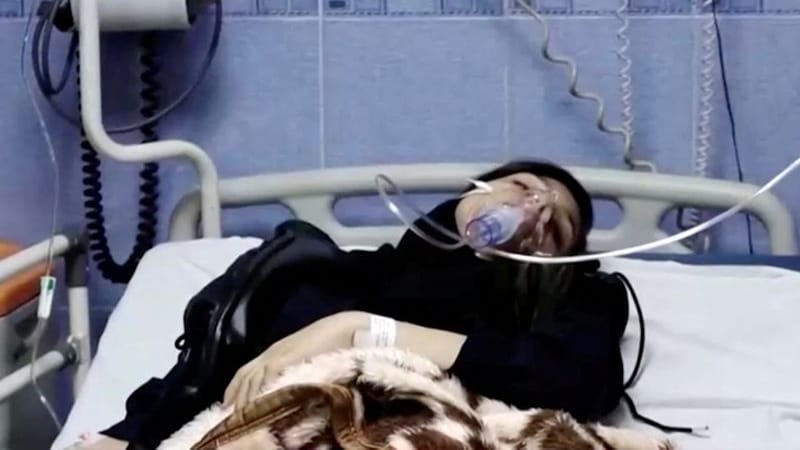 Eine junge Frau liegt wegen einer Vergiftung im Iran in einem Krankenhaus: Seit drei Monaten werden im Iran immer wieder Massenvergiftungen an Mädchenschulen gemeldet.