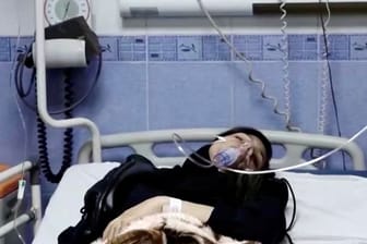 Eine junge Frau liegt wegen einer Vergiftung im Iran in einem Krankenhaus: Seit drei Monaten werden im Iran immer wieder Massenvergiftungen an Mädchenschulen gemeldet.