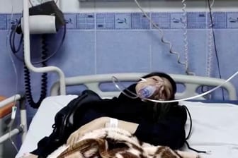 Eine junge Frau liegt wegen einer Vergiftung im Iran in einem Krankenhaus: Seit drei Monaten werden im Iran immer wieder Massenvergiftungen an Mädchenschulen gemeldet.
