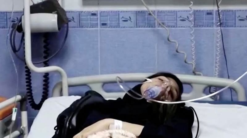 Eine junge Frau liegt wegen einer Vergiftung im Iran in einem Krankenhaus: Seit drei Monaten werden im Iran immer wieder Massenvergiftungen an Mädchenschulen gemeldet.