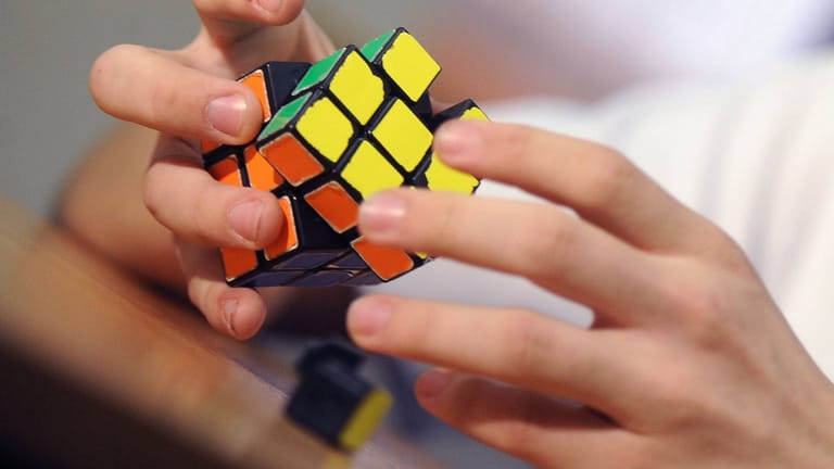 Ein Junge mit einem Zauberwürfel (Symbolbild): Ein 9-Jähriger hat einen neuen Weltrekord im Lösen des Puzzlewürfels aufgestellt.