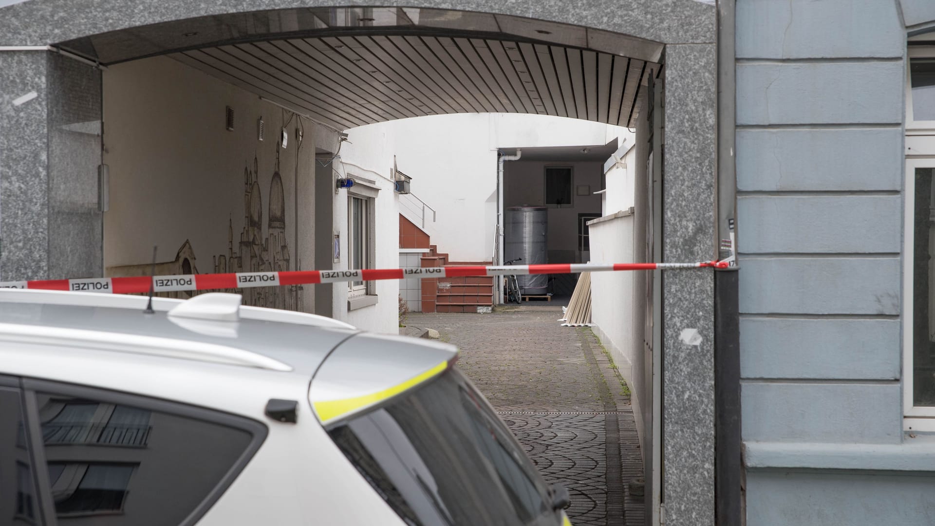 Der Eingang zum Hotel ist mit Absperrband versperrt: Hier wurden zwei verletzte Personen gefunden. Der Eingang zum Hotel ist mit Absperrband versperrt: Hier wurden zwei verletzte Personen gefunden.