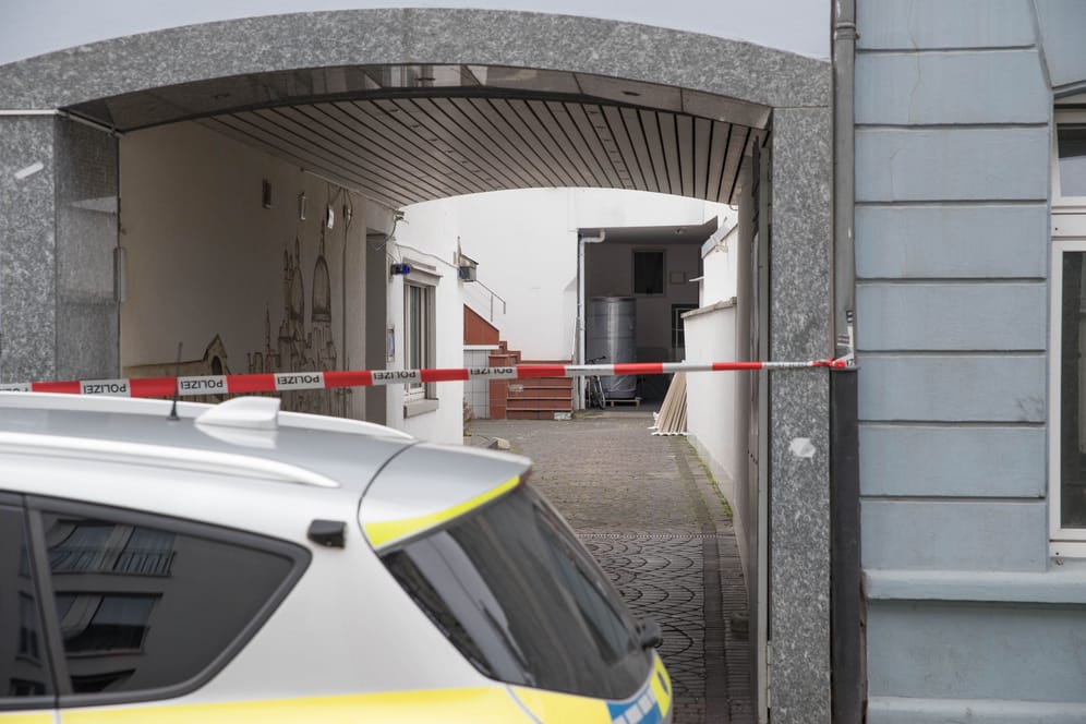 Der Eingang zum Hotel ist mit Absperrband versperrt: Hier wurden zwei verletzte Personen gefunden.