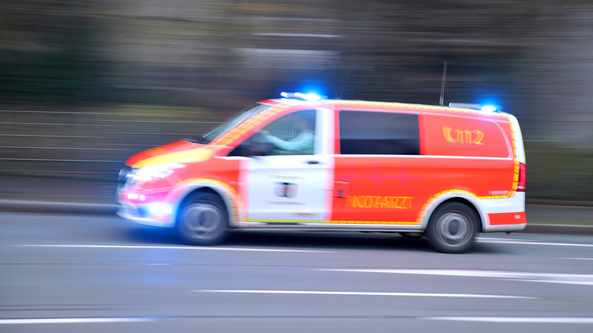 Rettungswagen in Mecklenburg-Vorpommern: Der Angreifer wurde durch die Polizei erschossen. Rettungswagen in Mecklenburg-Vorpommern: Der Angreifer wurde durch die Polizei erschossen.