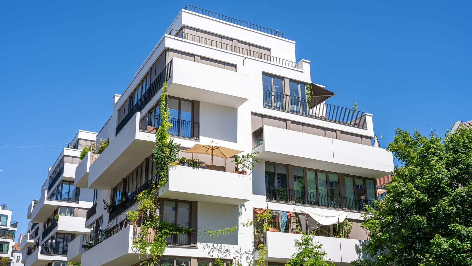 Mehrfamilienhaus (Symbolbild): Die Mietpreise gehen vielerorts weiter nach oben. Es gibt aber Ausnahmen.