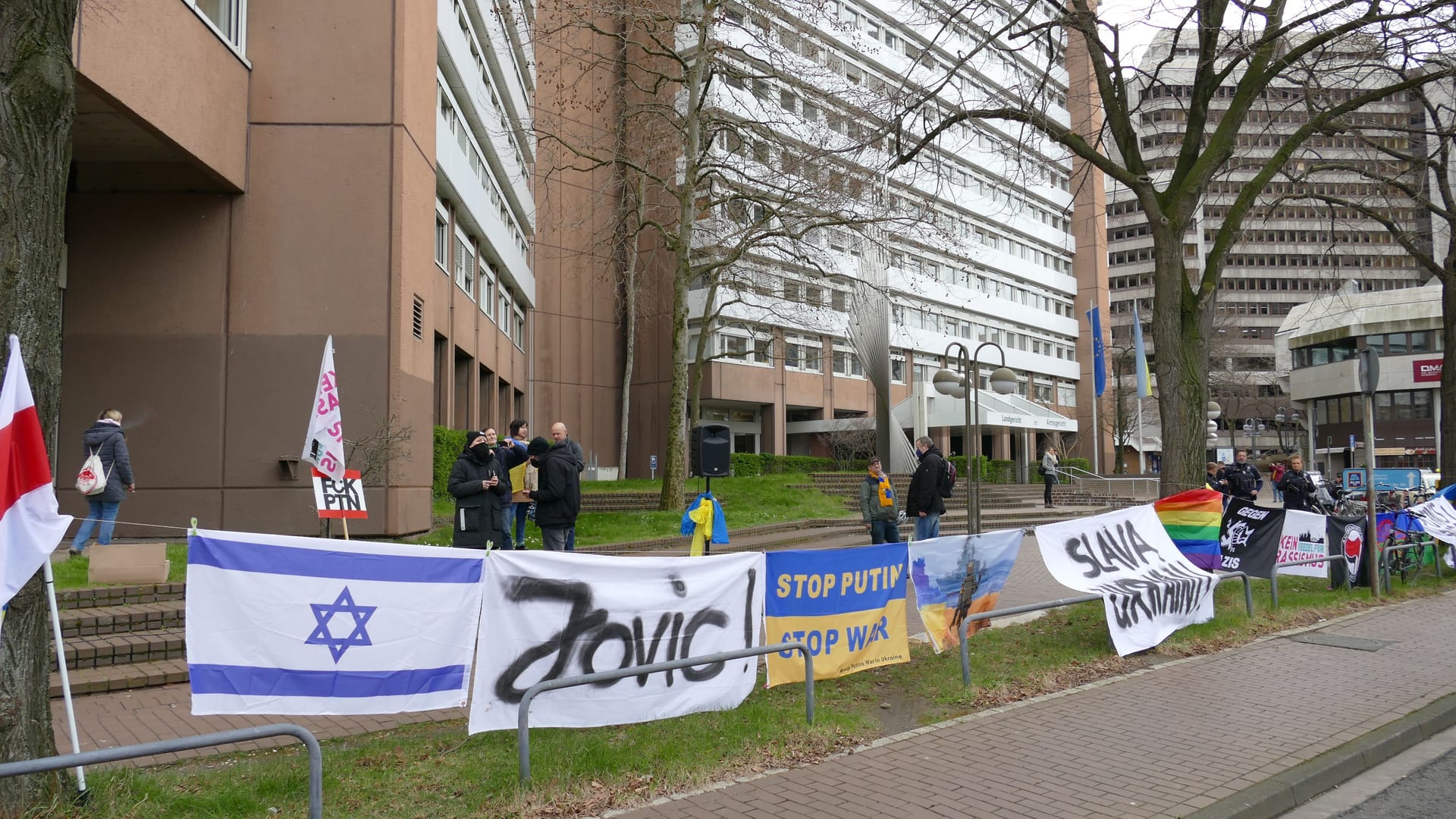 Auf der gegenüberliegenden Straßenseite hatten sich Gegendemonstranten versammelt.